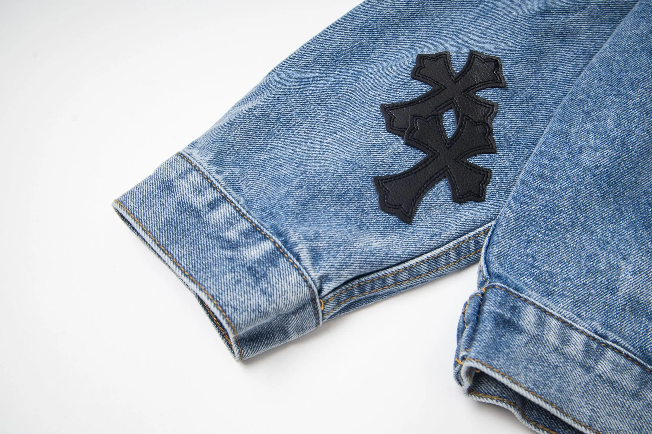P320 ChromeHearts/Cro Hearts Cartoon Letter Chapter Cross Patchwork Leather Denim Jacket If you are obsessed with ChromeHearts, you can check it out. The same style for celebrities. Chrome Hearts is a very representative shirt jacket. The upper body of both men and women is really amazing, and it is the same style as Yu Shuxin and Angelababy! Recommended loose style for girls, super sweet! As soon as you go out, you will turn heads‼ ️This jacket really closes your eyes. Style number: 1857# (same style pants are available) Color: light blue Size: S M L XL